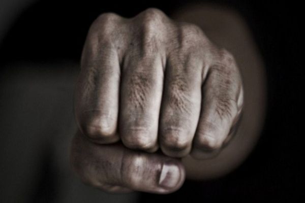 Și-a agresat propriul tată