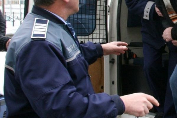 Doi tineri din Cugir au tâlharit un bărbat la 6:00 dimineața chiar în fața blocului său