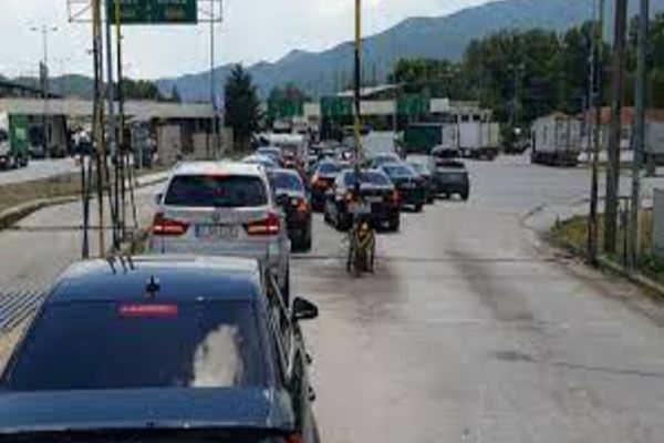 Cozi mari la intrarea în Grecia! MAE: Cetăţenii români să completeze formularul PLF anterior deplasării şi să obţină în timp util codul de confirmare a înregistrării