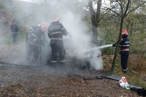 Mașină cuprinsă de flăcări în Alecuș! Ce au descoperit polițiștii