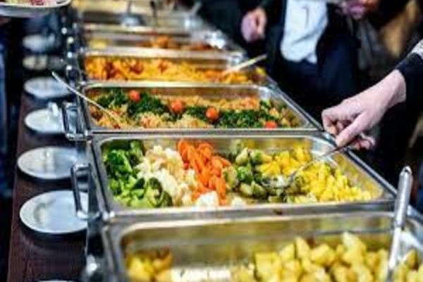 285.000 de persoane vârstnice sau fără adăpost, beneficiari ai programului “Mese calde”