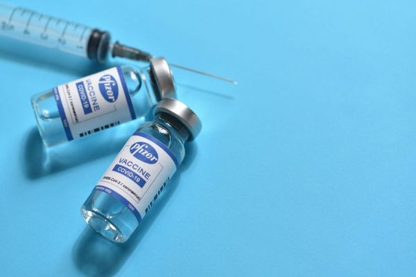 Pfizer și AstraZeneca anunță o nouă doză de vaccin anti-COVID-19 înainte de valul 4