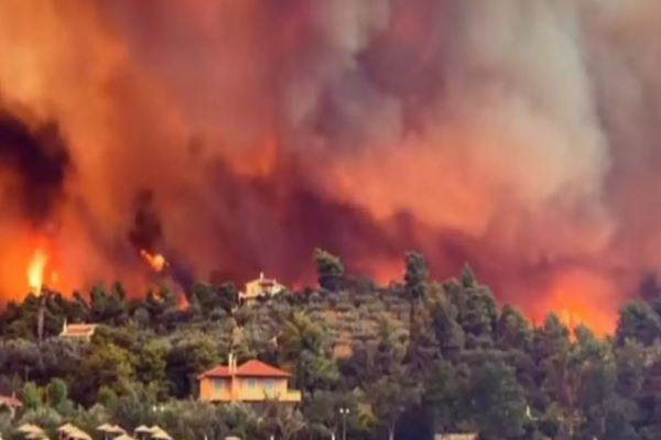 VIDEO - Incendii în Europa. Aer irespirabil, avion prăbușit, mii de oameni evacuați