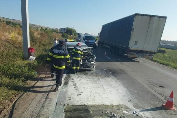 Impact între trei autoturisme în Sântimbru! O mașină a luat foc