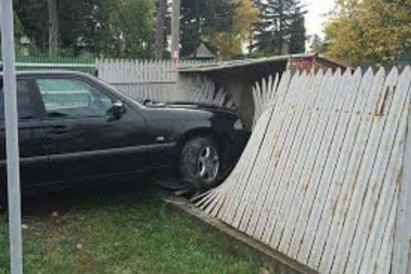 Un septuagenar beat s-a oprit cu mașina în gard