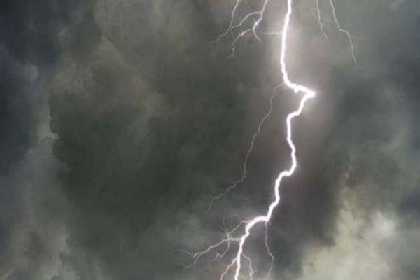 Furtunile puternice au făcut prăpăd în țară - Acoperișuri smulse, mașini distruse - Ce județe se confruntă cu pagube uriașe