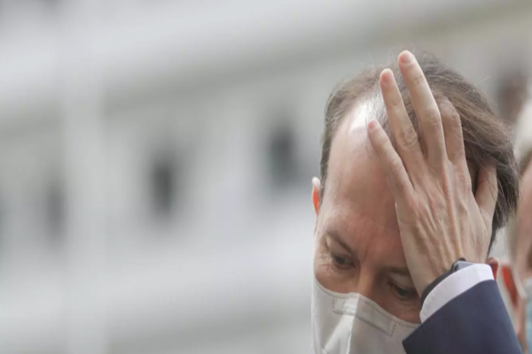 Scandal URIAȘ la sediul PNL! ZECI de protestatari cer demisia premierului Florin Cîțu