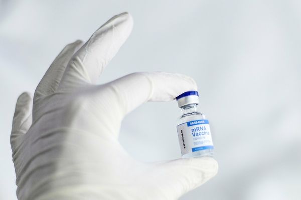 Administrarea unei a treia doză de vaccin anti-COVID ar putea avea efecte nedorite! Ce spune un expert american