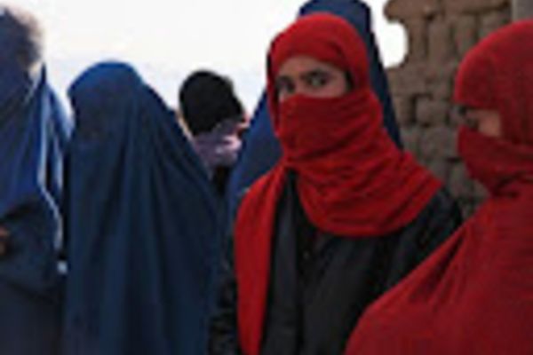 Purtătorul de cuvânt al talibanilor: Vălul va fi obligatoriu, dar nu şi burqa