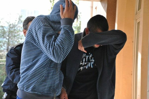 Doi tineri au ajuns în arest acuzați de furt