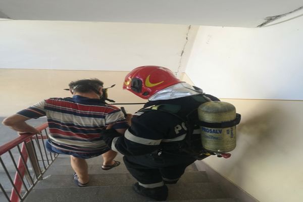 Incendiu la un bloc din Alba Iulia! Au fost evacuate 5 persoane