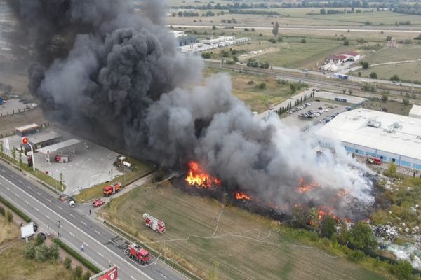 80 de pompieri din şase judeţe au acționat pentru lichidarea incendiului care a cuprins un depozit de materiale reciclabile din Alba Iulia