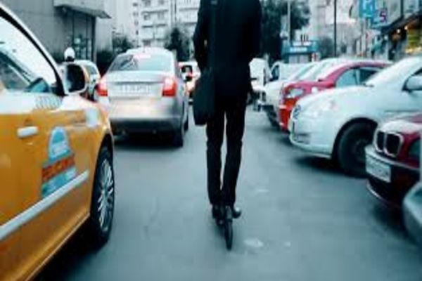 Adolescente pe trotinetă, accidentate!