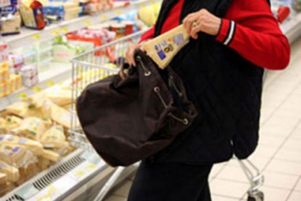 Ulciorul nu merge de multe ori la apă: o femeie este cerecetată pentru furt