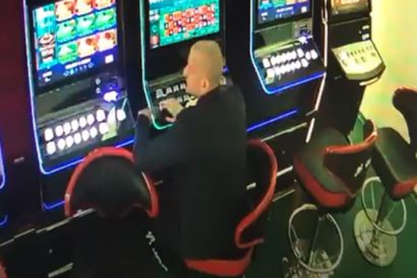 A pierdut la ”păcănele” și și-a vărsat nervii pe aparat