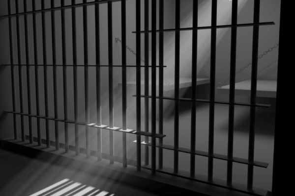 Un șofer din Teiuș și-a petrecut noaptea în arest! Ce înfracțiuni a comis tânărul