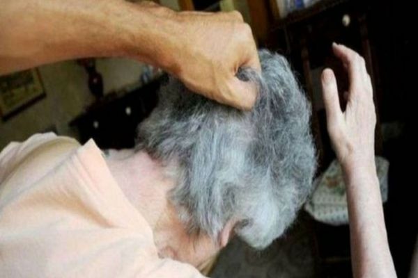 Și-a agresat proprii bunici