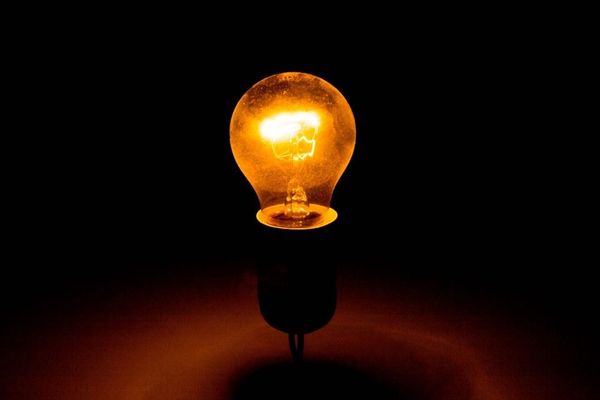 Cum să nu te ardă la buzunare prețul facturii la curent. Recomandările ANPC