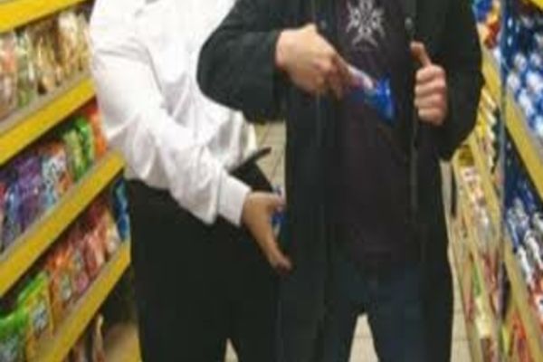 Patru tineri din Sibiu, cercetați pentru furt. Au furat dintr-un supermarket, din Teiuș