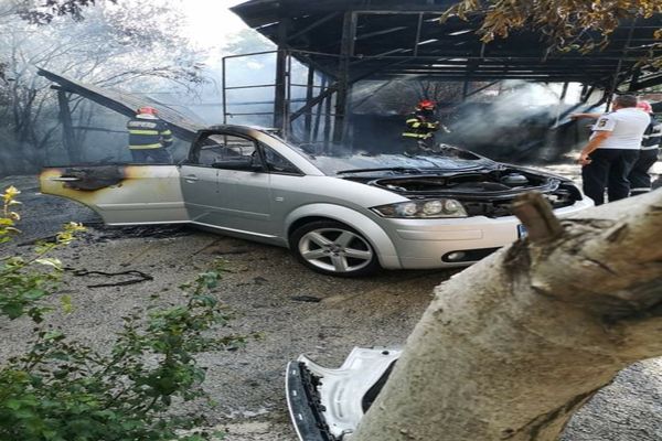 Incendiu violent la o spălătorie auto: pericol de propagare, intervenție contracronometru