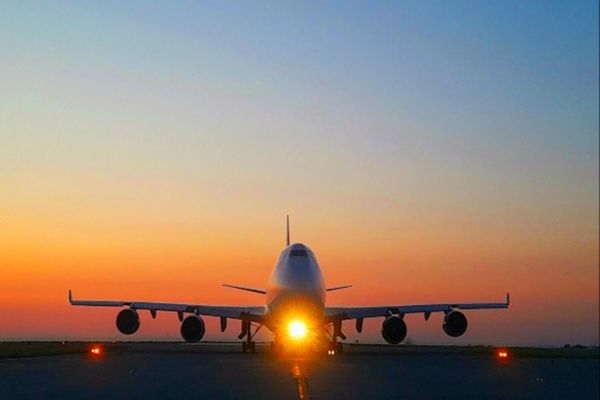 MAE anunță că autoritățile franceze au revizuit condițiile de intrare în țară pentru călătorii români nevaccinați