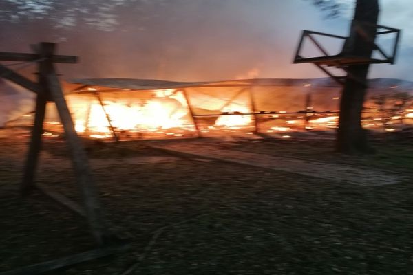 FOTO- cabană din lemn făcută scrum în Lancrăm