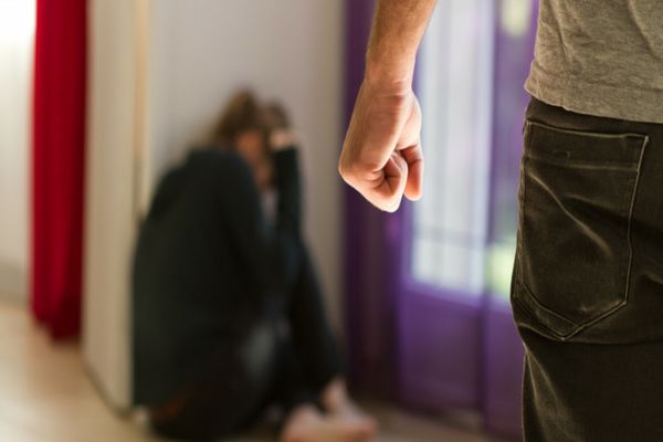 Și-a dat fosta soție cu capul de perete