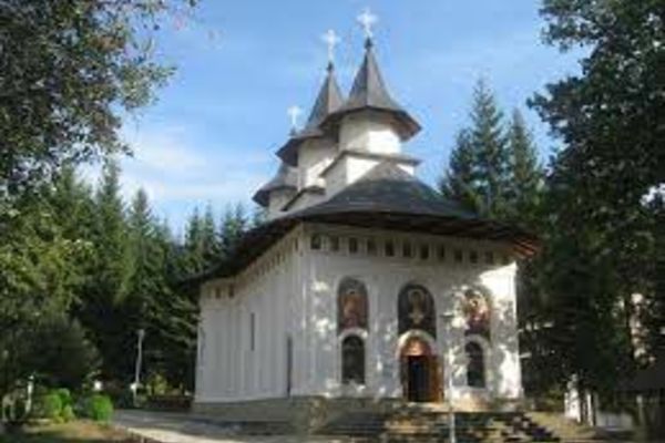 Discursuri halucinante la Mănăstirea Durău „Te vaccinezi, ți-ai semnat condamnarea la moarte. Să nu vă otrăviți copiii!”- Teodosie Paraschiv 