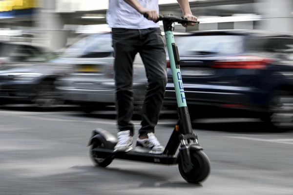 Circulaţia trotinetelor pe trotuar va fi INTERZISĂ