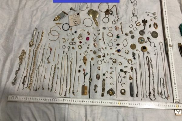 O persoană reţinută şi alte 3 audiate în urma percheziţiilor din Alba