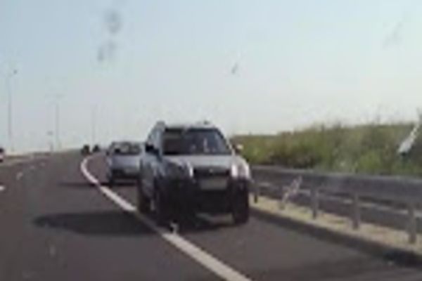 VIDEO | Un șofer mai „special”. Conducea pe contrasens pe autostradă, pe banda a doua