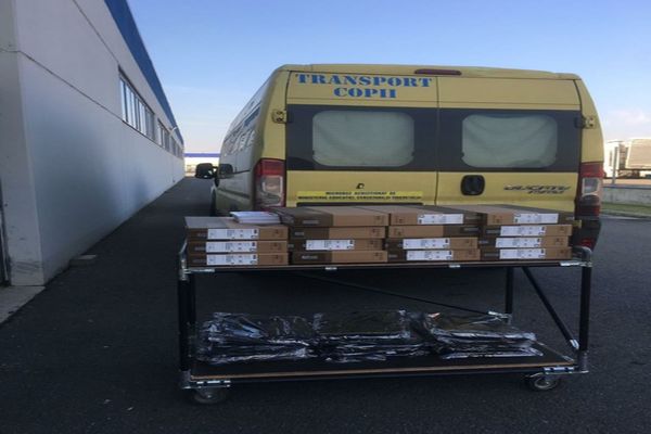 Peste 300 de elevi din județul Alba au primit laptopuri noi