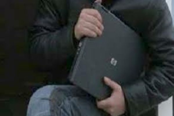 A mers în vizită și a plecat cu laptopul proprietarilor