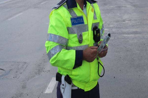 S-au urcat băuți la volan ți au dat nas în nas cu polițiștii