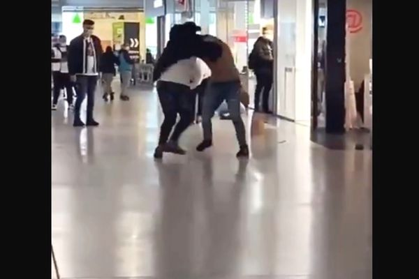 Bătaie în parcarea unui supermarket din Alba Iulia! Agresorul, reținut!