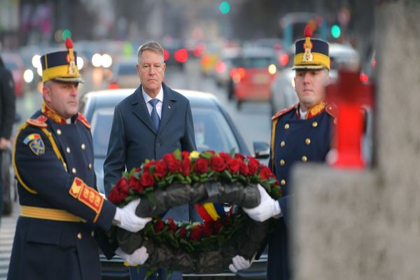 Klaus Iohannis a depus flori în memoria victimelor Revoluției, la Troița din Piața Universității