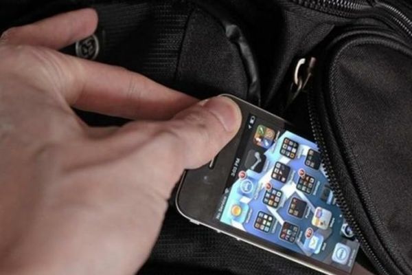 Un bețiv a fost ușurat de telefon într-un bar din Câmpeni! Hoața, identificata