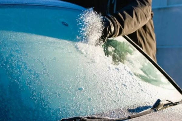 Cum dezgheți rapid și eficient parbrizul de la mașină. Trucul pe care trebuie să-l știe toți șoferii