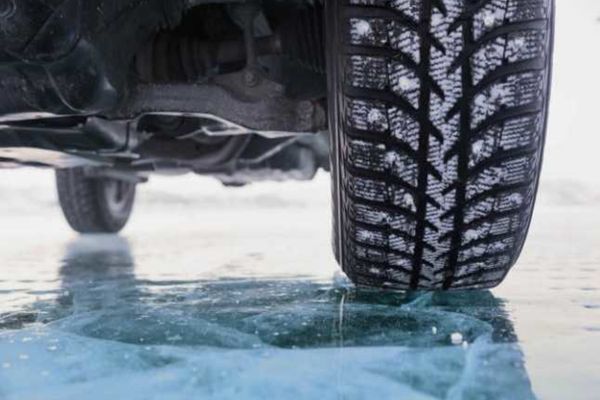 Cum se conduce maşina pe polei sau pe gheaţă - când se accelerează sau se apasă pedala de frână