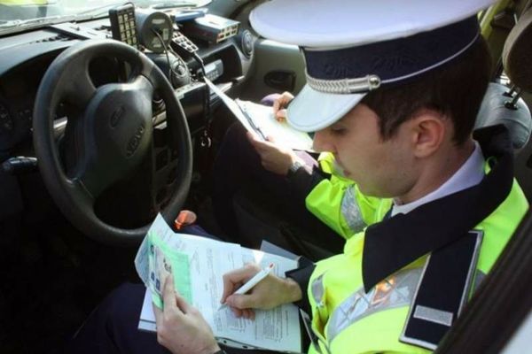 Procesul verbal care demonstrează plata amenzilor nu mai trebuie trimis la Poliție. Legea a fost promulgată de președintele Iohannis