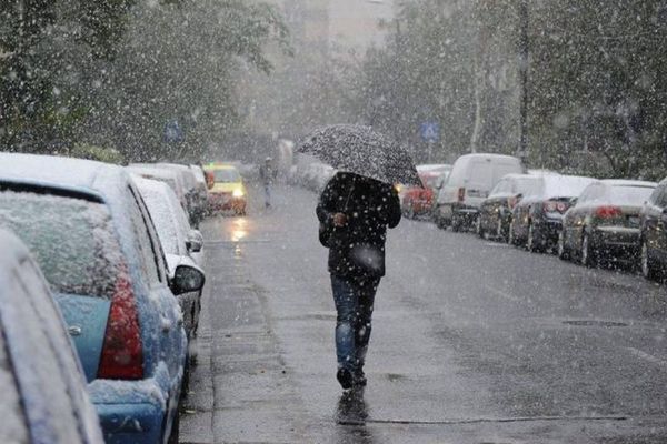 Ploaie, lapoviță și ninsori în mare parte din țară