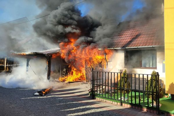 Două garaje din Alba Iulia s-au făcut scrum