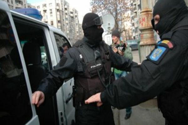 VIDEO- 23 de PERCHEZIȚII în Alba și Cluj: Mai multe persoane ar fi falsificat documente,  printre care permise de conducere și certificate de competență profesională