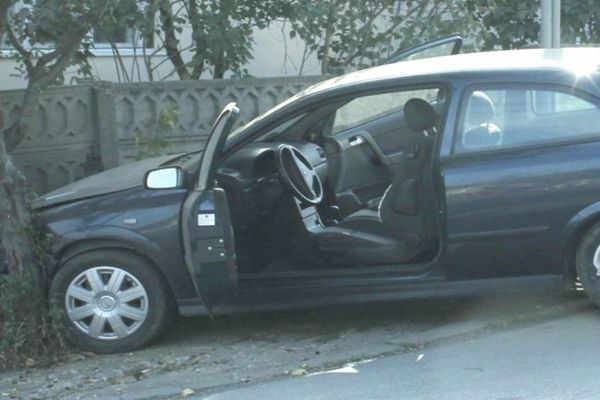 O șoferiță fără experiență din Botoșani s-a oprint cu mașina-n gard