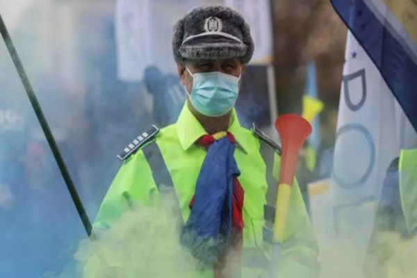 Polițiștii și militarii rezerviști, în stradă pentru a treia zi consecutiv - Plângere PENALĂ împotriva ministrului de Finanțe