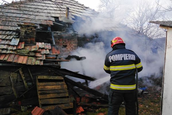 Incendiu la o afumătoare! O femeie a suferit atac de panică