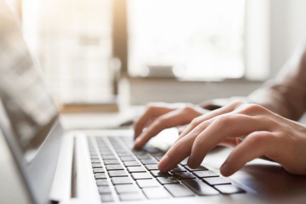 Un bărbat ademena copii pe internet, întreținea cu ei relații sexualte, filma totul și distribuia filmările