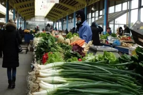 Greşeala pe care multă lume o face când cumpără salată şi ceapă verde