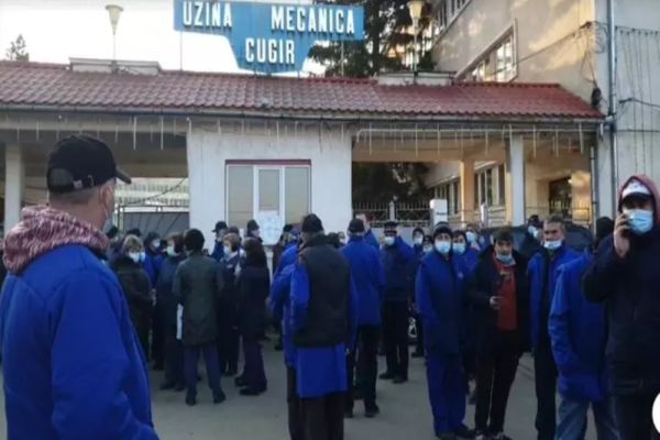 REVOLTĂ la fabricile de armament din Cugir pentru a patra zi consecutiv. BLOCAJ în plină criză militară: nicio reacție oficială