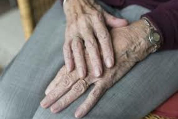 ATENȚIE ÎN CINE AVEȚI ÎNCREDERE! O șarlatancă din Sibiu a înșelat o bătrână lăsând-o fără 8.000 de lei! CUM S-AU CUNOSCU CELE DOUĂ